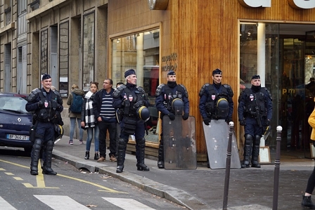 polizisten bei demo in paris